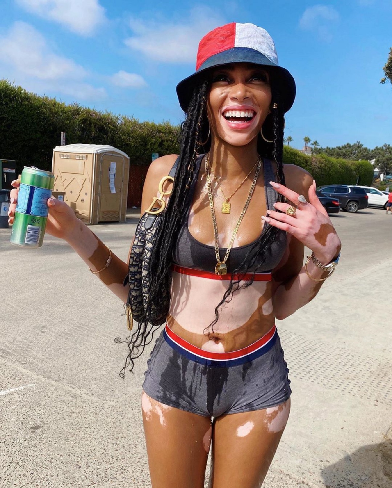 Горячо! Винни Харлоу устроила жаркую пляжную фотосессию со своим бойфрендом